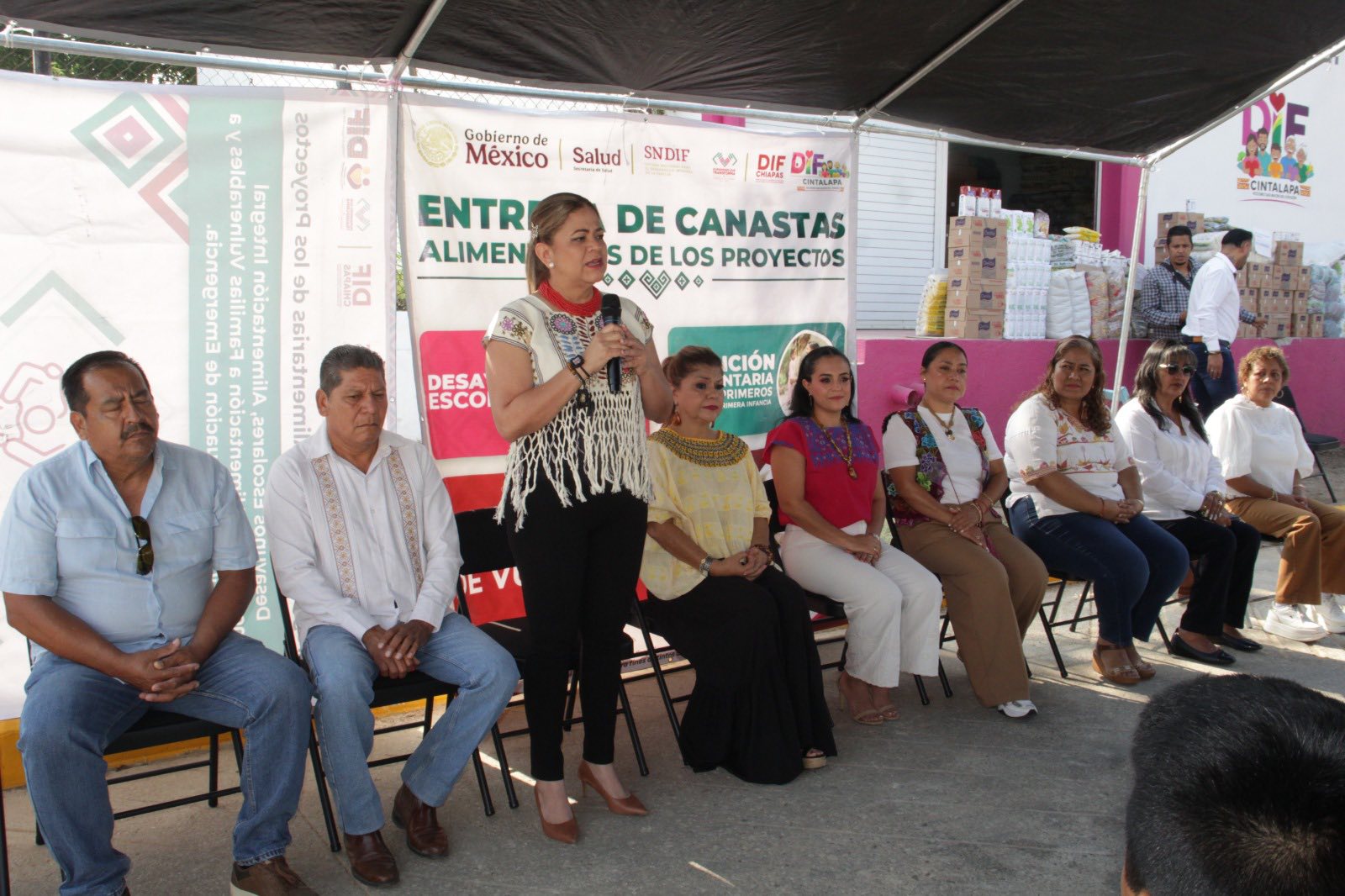 Entrega de apoyos a familias del Barrio La Candelaria